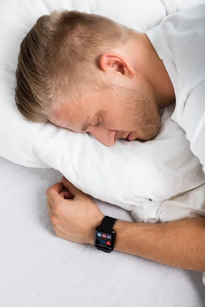 Man sover med Smart Watch-klocka — Stockfoto