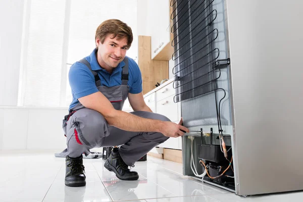 Serviceman repairing Fridge — Stock Photo, Image