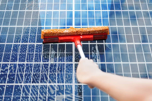 Nettoyage à la main panneaux solaires — Photo