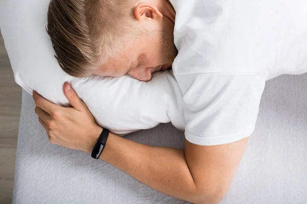 Omul care doarme cu ceas inteligent — Fotografie, imagine de stoc