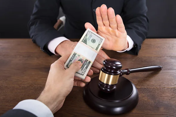 Rechter weigert smeergeld — Stockfoto
