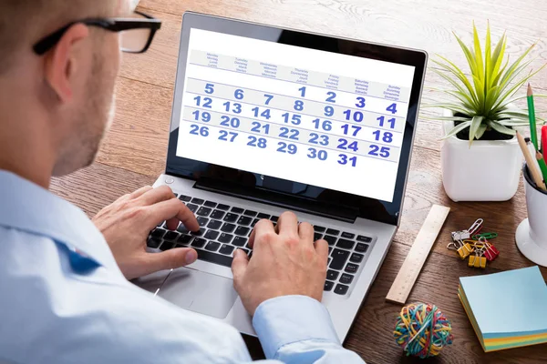 Businessman Looking At Calendar — Stock Photo, Image