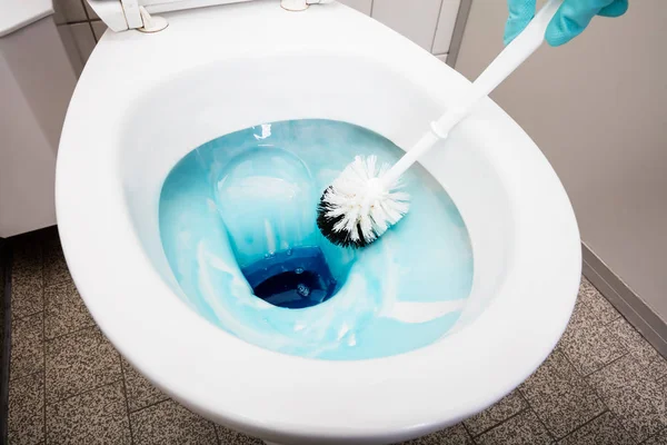 Person rengöring toalett — Stockfoto