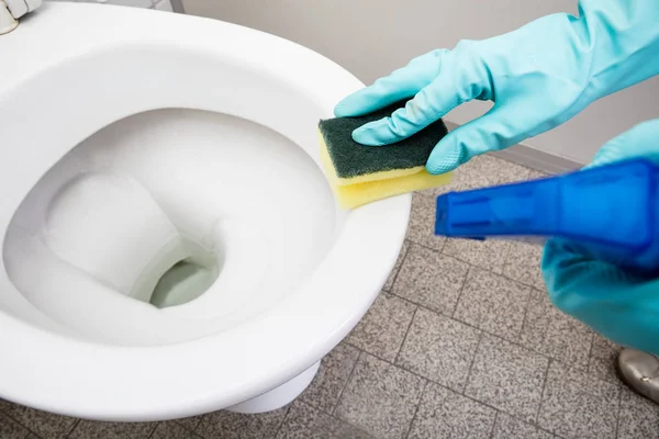 Person rengöring toalett — Stockfoto