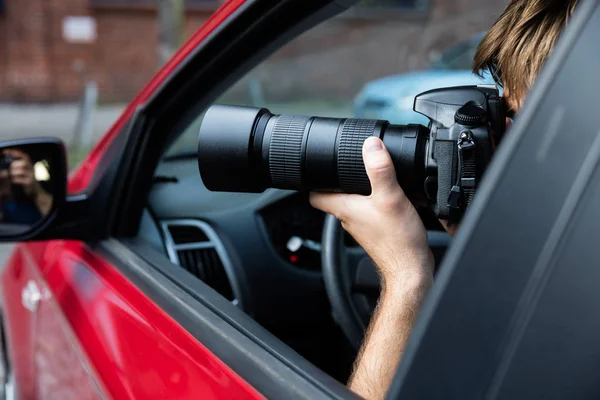 Homem fotografando com câmera Slr — Fotografia de Stock