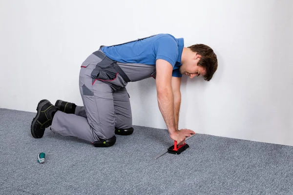 Worker Lying Carpet — Stock Photo, Image