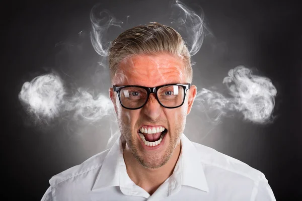 Hombre enojado con humo —  Fotos de Stock