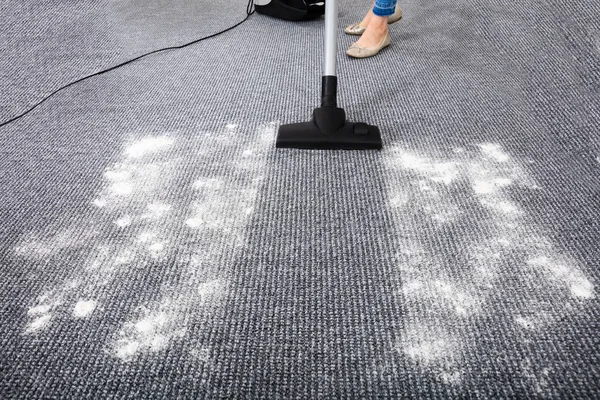 真空吸尘器清洁地毯 — 图库照片