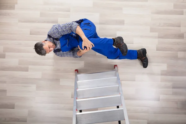 Reparador cayendo de la escalera — Foto de Stock