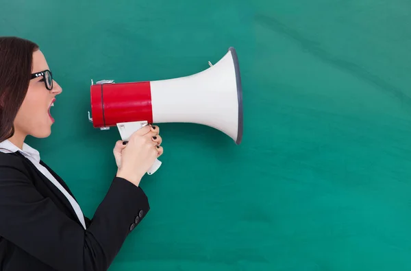 Frau macht Ansage — Stockfoto