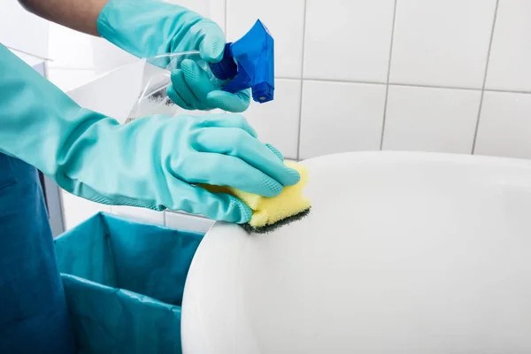 Person Cleaning sink — Stock Photo, Image