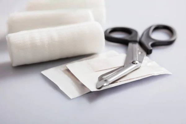 Medyczne bandaż rolek i Scissor — Zdjęcie stockowe