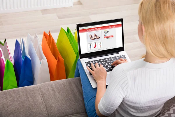 Vrouw winkelen online — Stockfoto