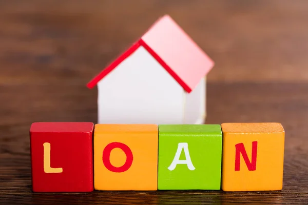 Miniatyr hus med ordet lån — Stockfoto