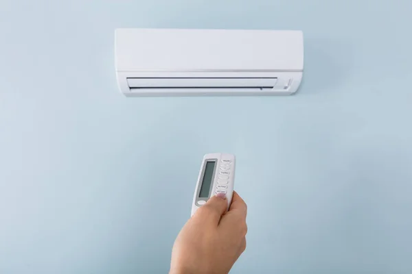 Vrouw die airconditioner — Stockfoto