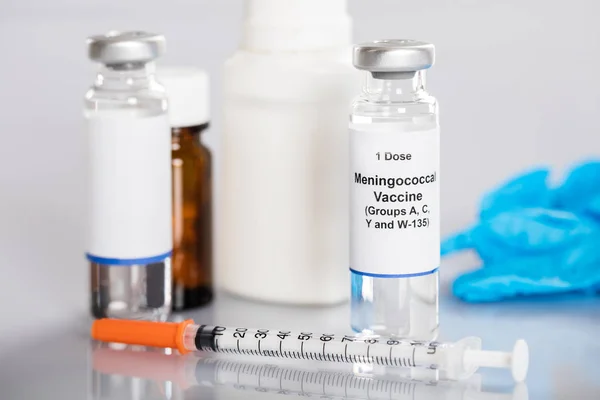 Менингококковая вакцина и лекарства — стоковое фото