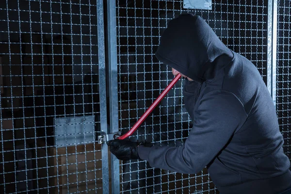 кража из склада. хищения со склада. вор на складе. кража со склада. кража на предприятии.