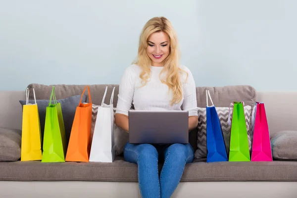 Женские покупки онлайн — стоковое фото