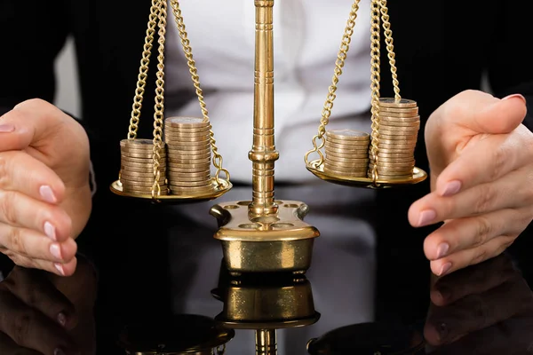 Handen bescherming van Justitie schaal — Stockfoto