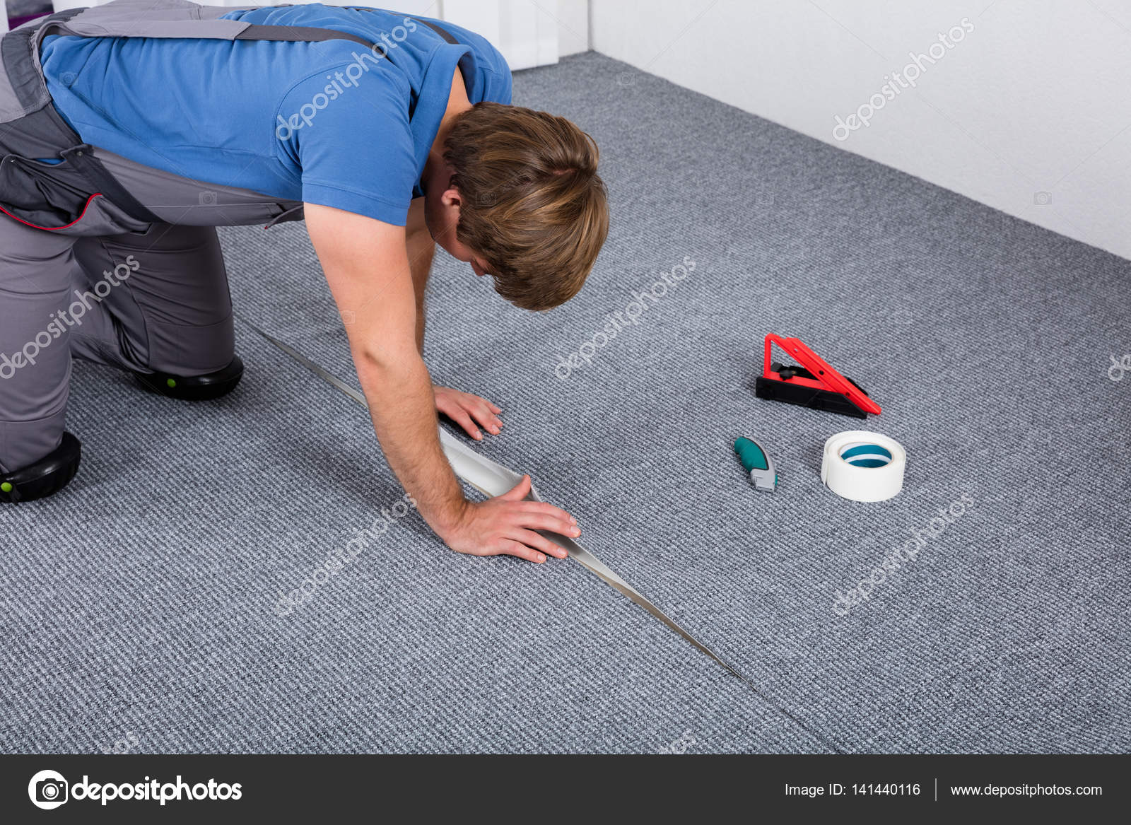 Limpiar el suelo y la alfombra de la casa — Foto de stock © AndreyPopov