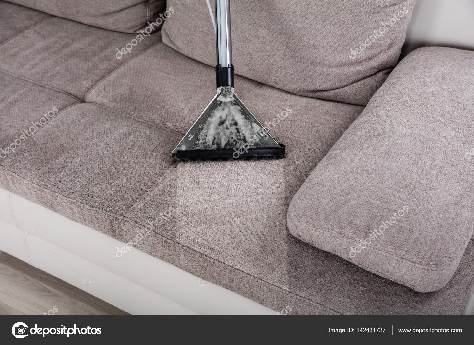 Sofá de limpieza con aspiradora: fotografía de stock © AndreyPopov