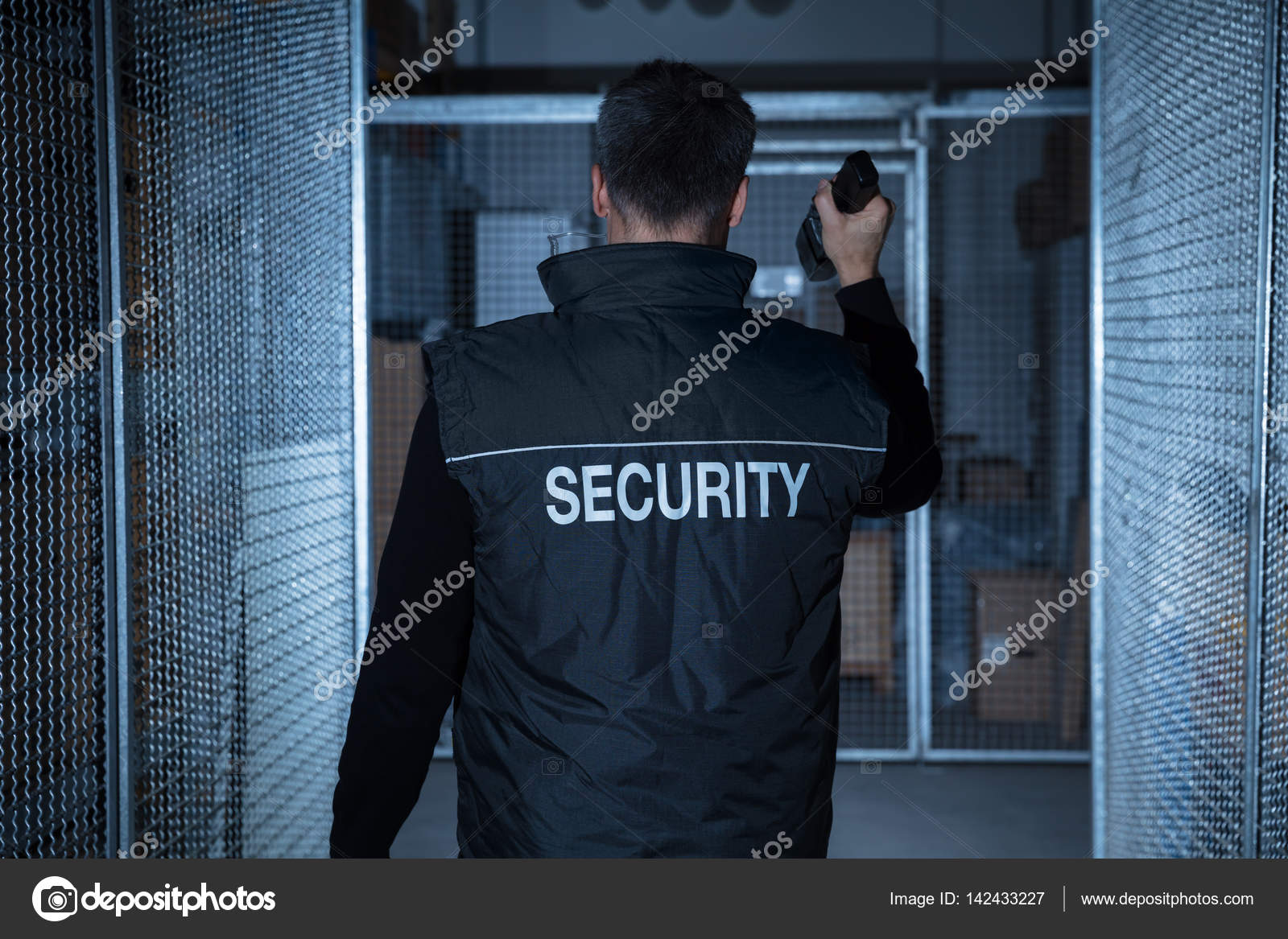 Водитель телохранитель. Prey 2017 выбор персонажа. Мужчина в костюме в офисе. Every security. Секьюрити.