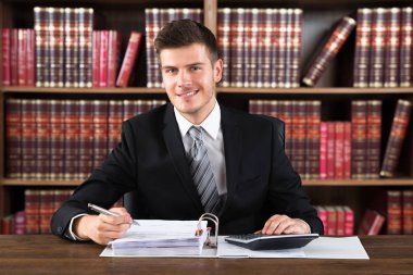 Mahkeme salonunda erkek muhasebeci