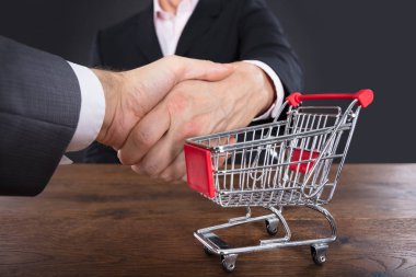 İş adamları el sıkışıyor