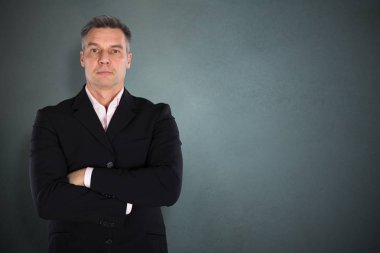 Çapraz elleriyle ayakta işadamı