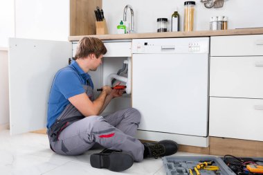 Tesisatçı sabitleme lavabo boru