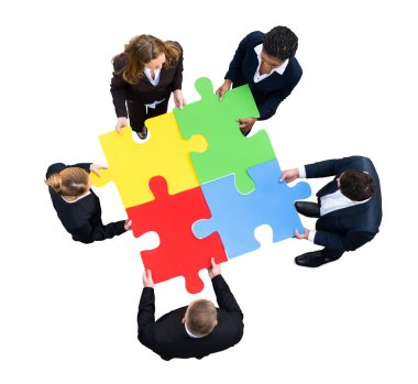 Beyaz arka plan Jigsaw bulmaca çözümü bir iş adamları yüksek açılı görünüş