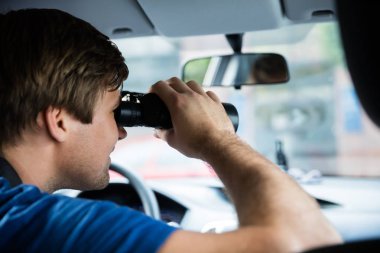 Dürbünle bakan adam