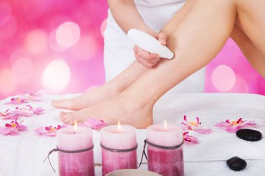 Lazer makine kullanarak güzellik uzmanı