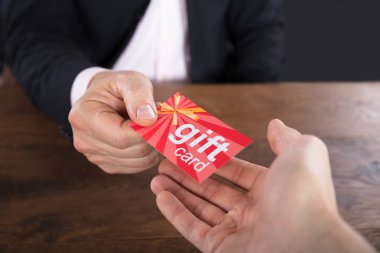 Hediye kartı veren işadamı eller