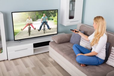 Film televizyonda izlerken kadın