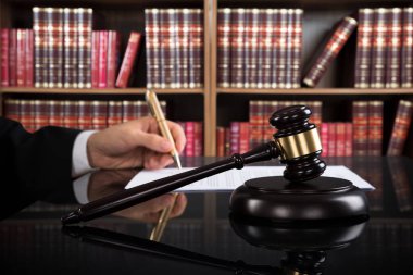 kağıda yazı yargıç