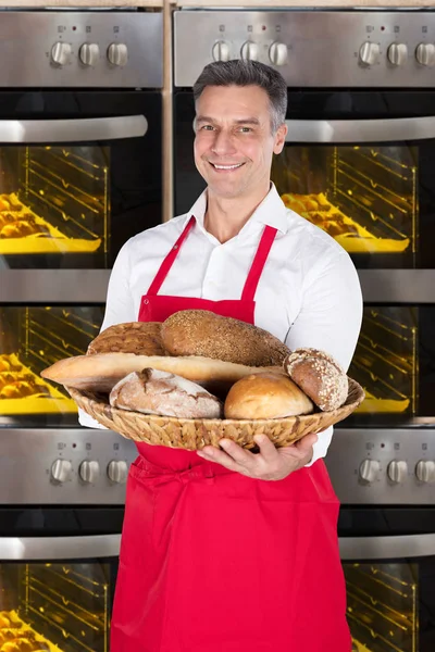 Chef-kok bedrijf rieten mand — Stockfoto