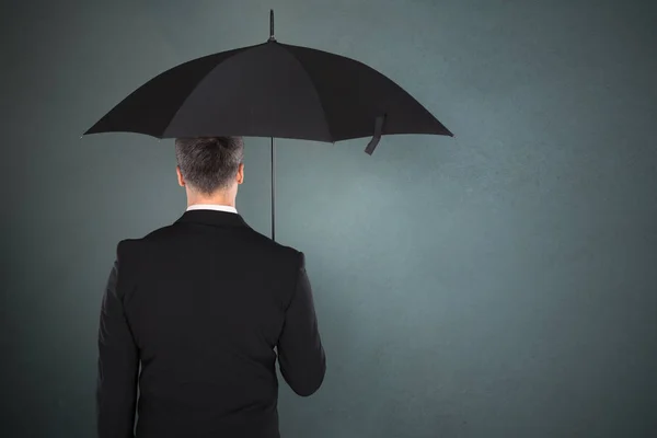 Empresario sosteniendo paraguas —  Fotos de Stock