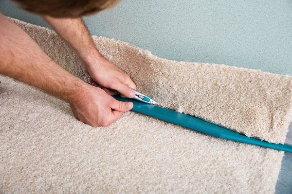 Ambachtsman snijden tapijt — Stockfoto