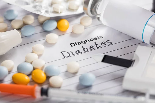 Testo del diabete su carta con pillole; Flaconcino e siringa — Foto Stock