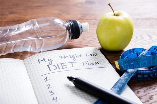 Dieta de pérdida de peso en el cuaderno — Foto de Stock