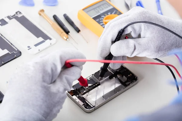 Persona que revisa el teléfono móvil — Foto de Stock