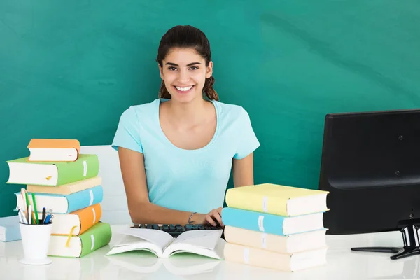 Woman Studying In Classroom — Stock Photo, Image