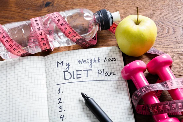 Dieta de pérdida de peso en el cuaderno — Foto de Stock