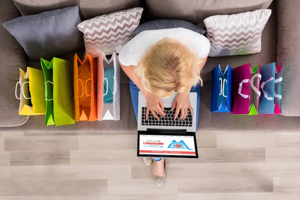 Vrouw winkelen online op laptop — Stockfoto