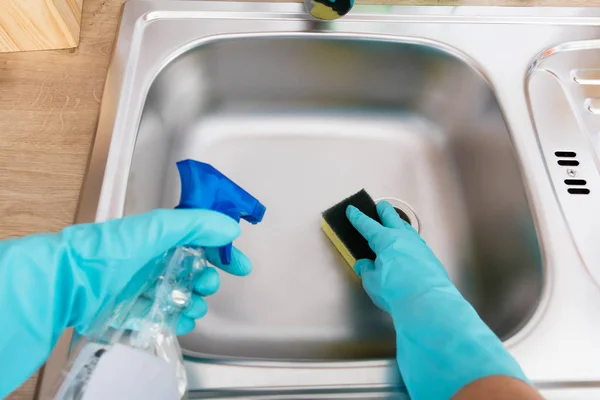 Mänskliga händer rengöring kök Sink — Stockfoto