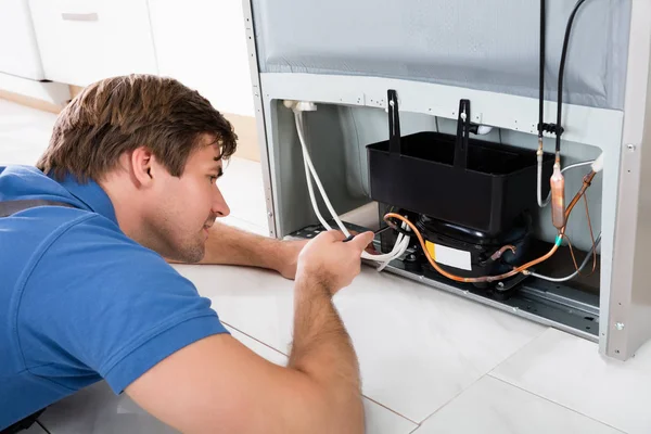 Technician Repairing Refrigerator — Stock Photo, Image