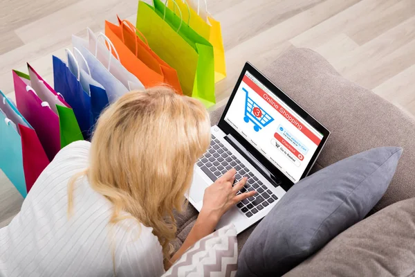 Жінка купує онлайн за допомогою ноутбука — стокове фото