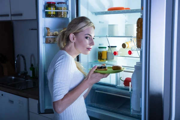 Gyanús nő vesz élelmiszer hűtőszekrény — Stock Fotó