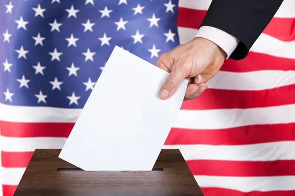 ボックスで投票用紙を挿入する実業家 — ストック写真